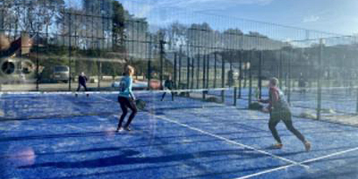 padel spelen (clinic of vrije spelen)